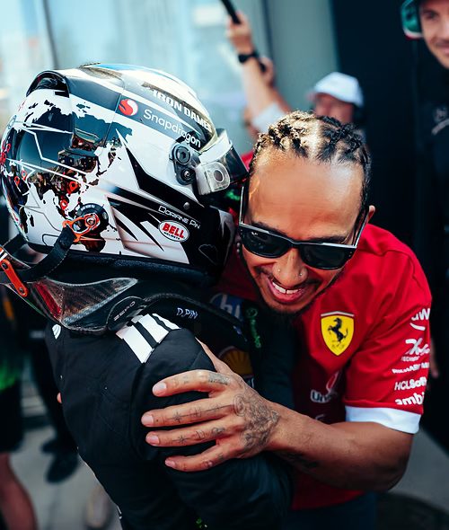 Doriane Pin aux côtés de Lewis Hamilton